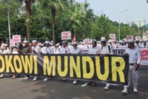 Massa Aksi GNPR 414 Berunjuk Rasa di Kawasan Bundaran Patung Kuda, Teriakkan 'Jokowi Mundur'