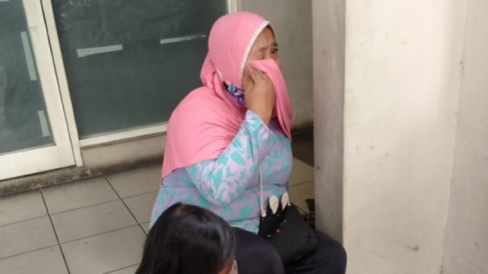 Tangis Histeris Ibu Karyawan Pinjol yang Ditangkap Pihak Berwajib di Jakbar