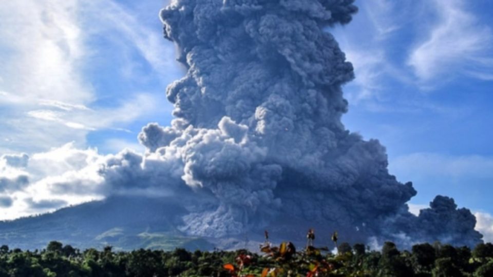 Gunung Sinabung Erupsi Kembali, Warga Diminta Waspada