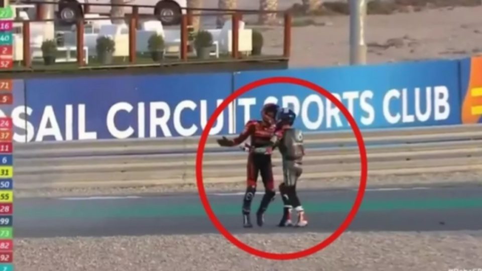 Pebalap Indonesia Gresini Terlibat Perkelahian dengan Pebalap Petronas Sprinta Racing di Moto3 Doha