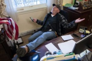 Pendukung Trump Terobos dan Kuasai Gedung Capitol di Washington DC dan Memprotes Hasil Pemilu AS
