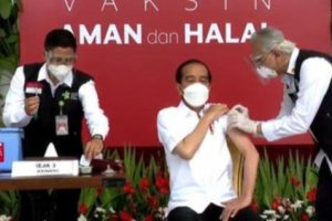 Presiden Jokowi Jadi Orang Pertama di Indonesia yang Terima Vaksinasi COVID-19 Demi Yakinkan Masyarakat