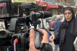Seorang Reporter Wanita Viral Karena Keberaniannya Meliput di Tengah-tengah Kekacauan di Kabul, Afghanistan