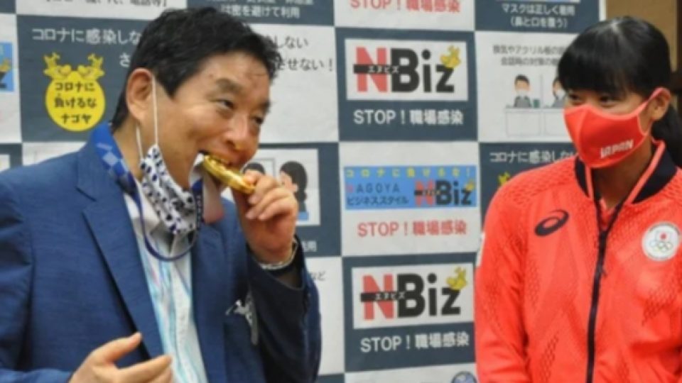 Seorang Walikota di Jepang Banjir Kritikan Karena Gigit Medali Emas Milik Atlet di Saat Pandemi COVID-19