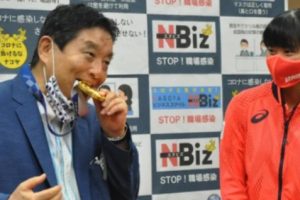 Seorang Walikota di Jepang Banjir Kritikan Karena Gigit Medali Emas Milik Atlet di Saat Pandemi COVID-19