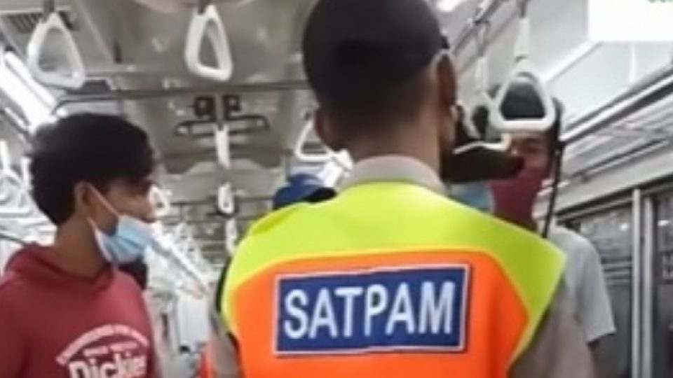 Viral Video 3 Pemuda DIturunkan Paksa dari KRL Jabodetabek Karena Mengobrol di Dalam Gerbong