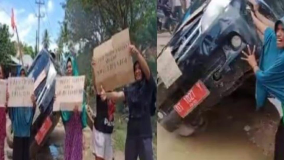 Pemda Ingkar Janji Perbaikan Jalan, Puluhan Emak-emak di Sultra Mengamuk, injak-injak Hingga Gulingkan Mobil Dinas