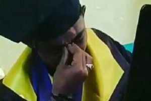 Viral Pria Ini Menangis Karena Perjuangan 6 Tahun Kuliah Hanya Bisa Wisuda Secara Online