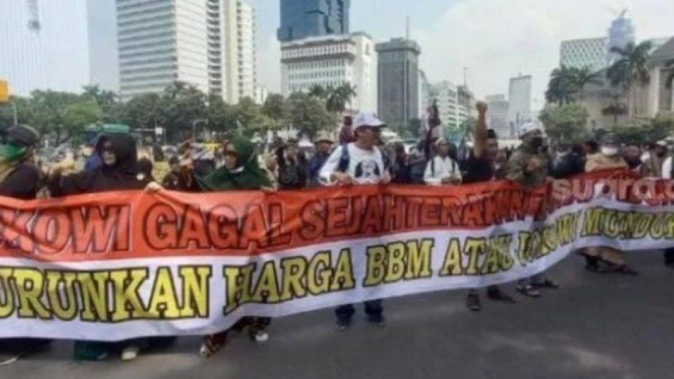 Ketika Emak-emak dan Bapak-bapak Kompak Berunjuk Rasa di Patung Kuda Tuntut Penurunan Harga BBM