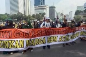 Ketika Emak-emak dan Bapak-bapak Kompak Berunjuk Rasa di Patung Kuda Tuntut Penurunan Harga BBM