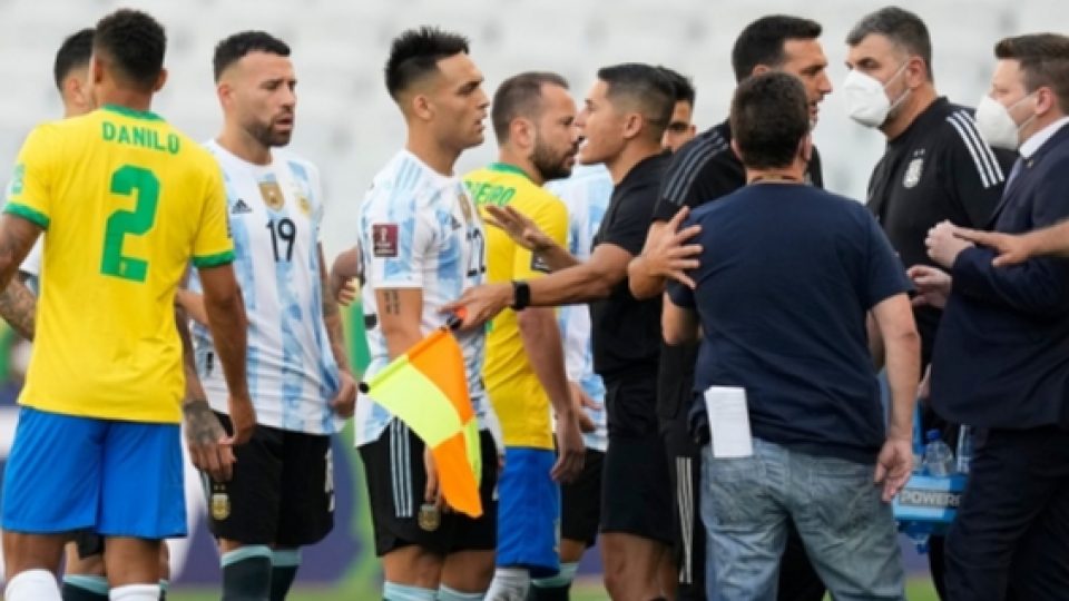 Laga Brazil vs. Argentina Dihentikan Setelah Otoritas Kesehatan Brazil Memasuki Lapangan