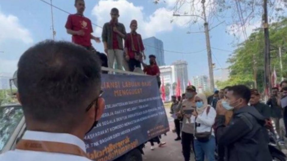 Belasan Pemuda Berorasi Terkait Kenaikan Harga Tiket Pulau Komodo di Depan Kantor Kemenparekraf, Diajak Ngopi Sandiaga Uno