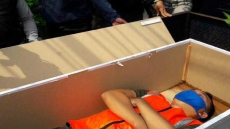 Unik! Razia di Jakarta Timur Beri Sanksi Merenung Dalam Peti Mati Bagi Mereka yang Tidak Pakai Masker