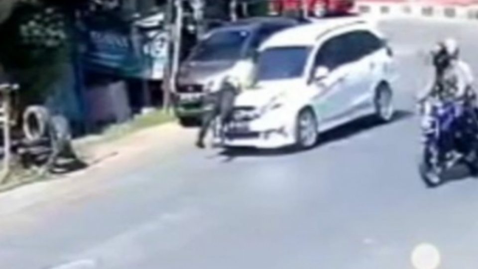 Viral Polantas Tergelantung di Kap Mobil Hingga 300 Meter Jauhnya, Pengemudi Kini Masih Diperiksa