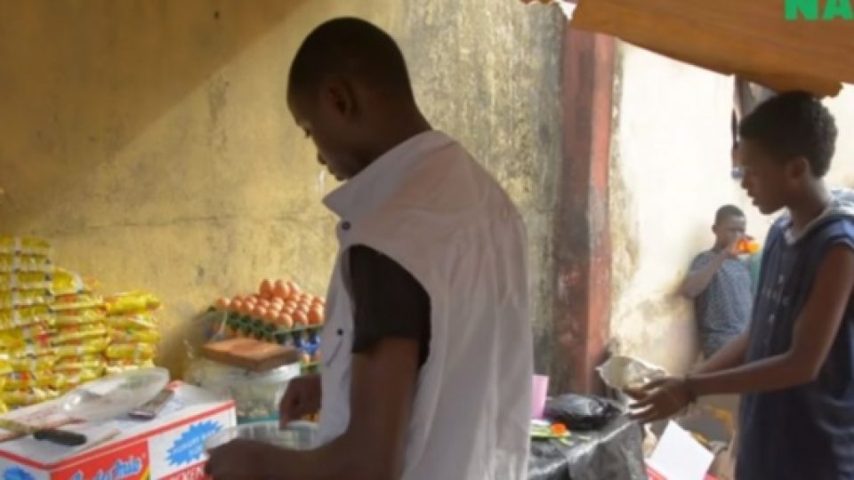 Mantap! Pria Nigeria Bisa Beli Rumah dan Lulus Kuliah Berkat Jualan Indomie