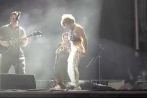 NSFW! Sebuah Band di AS Minta Maaf Setelah Vokalisnya Kencingi Seorang Penggemar di Atas Panggung