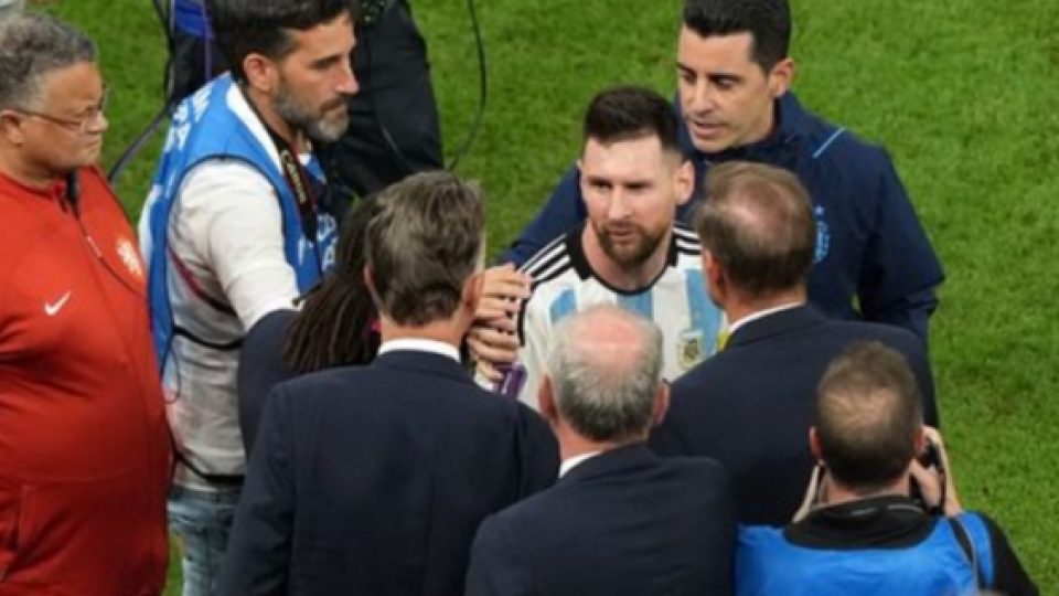 Laga Belanda vs. Argentina Berlangsung Panas, 15 Kartu Kuning, 1 Akumulasi Kartu Merah, dan Perseteruan Messi dengan Van Gaal