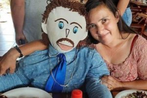 Kehaluan Seorang Wanita Brazil, Nikahi Boneka Kain Hingga 'Hamil' dan 'Melahirkan'