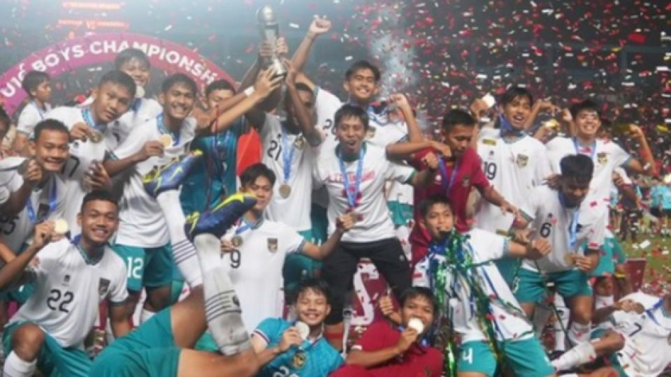 Timnas Indonesia U-16 Juara Piala AFF U-16 dan Tunjukkan Aksi Sportif Menghormati Sang Lawan Vietnam