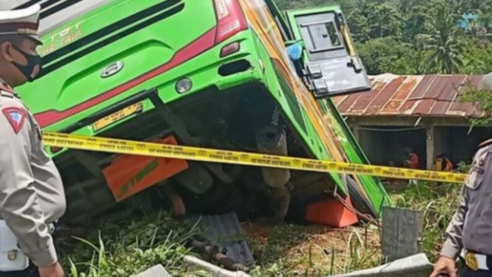 8 Kebiasaan Buruk Supir Truk dan Bus di Indonesia yang Dapat Menimbulkan Kecelakaan