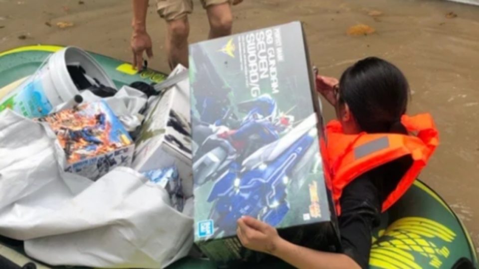Istri Terobos Jendela Rumah Demi Selamatkan Koleksi Mainan Suami Saat Banjir Bandang