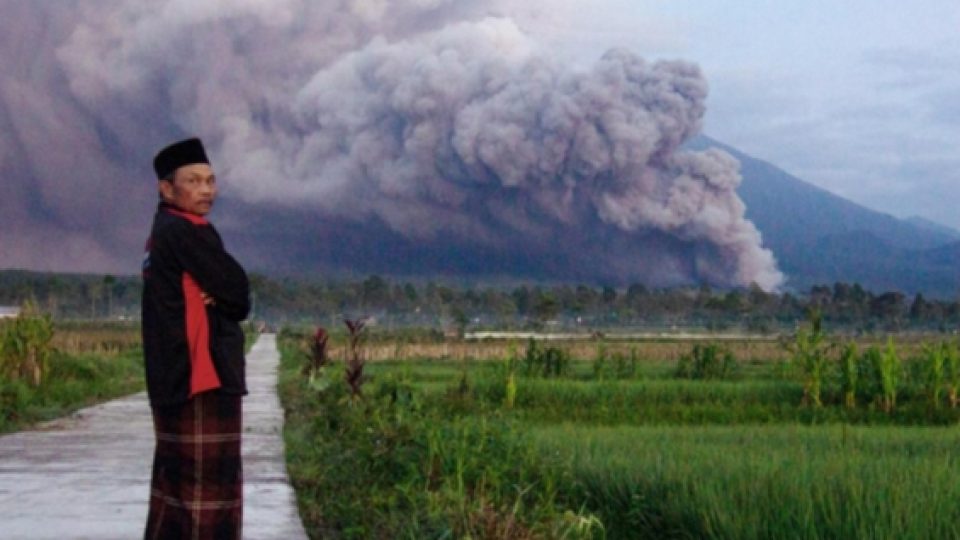 Gunung Semeru Terpantau Masih Muntahkan Guguran Awan Panas Pada Senin Ini