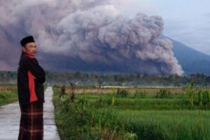 Gunung Semeru Terpantau Masih Muntahkan Guguran Awan Panas Pada Senin Ini