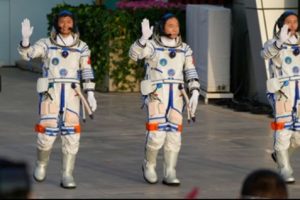 China Telah Terbangkan Astronot Sipil Pertamanya Ke Luar Angkasa