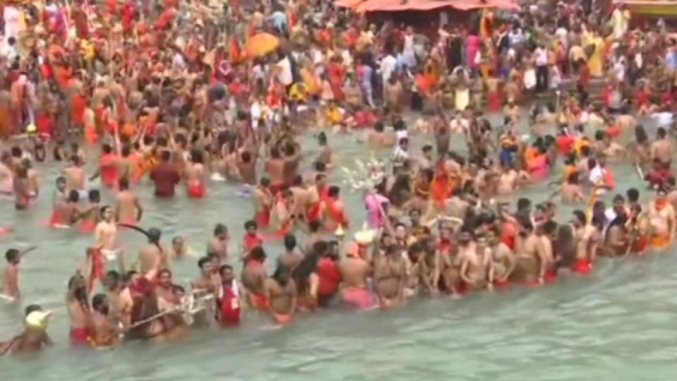 Lebih dari 1.000 Orang Positif COVID-19 Setelah Berendam Massal di Sungai Gangga di India