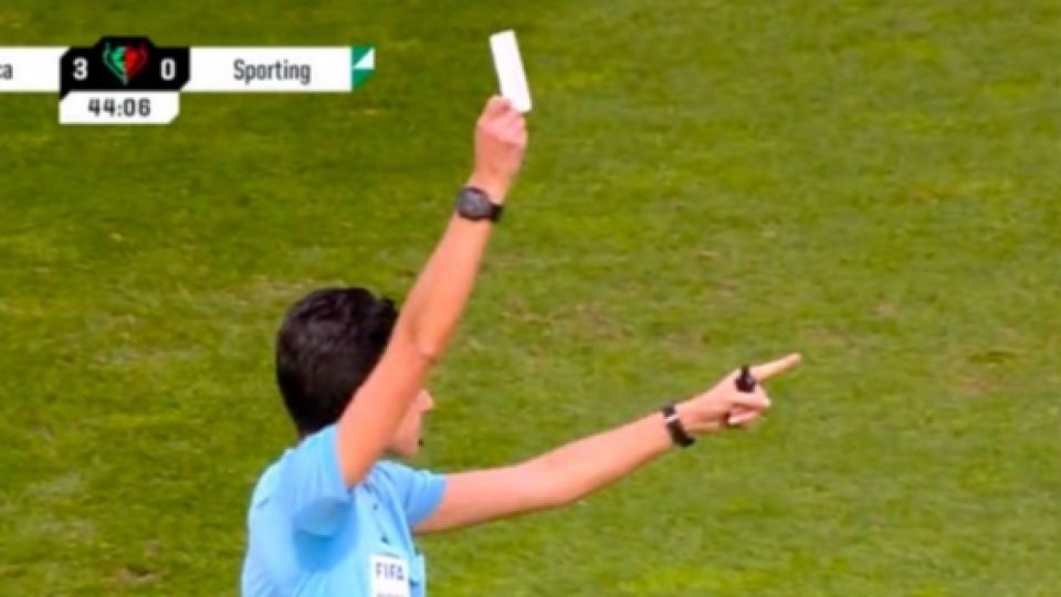 Pertama Kalinya Dalam Sejarah Sepakbola, Wasit Acungkan Kartu Putih Dalam Pertandingan Resmi