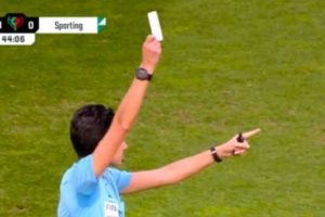 Pertama Kalinya Dalam Sejarah Sepakbola, Wasit Acungkan Kartu Putih Dalam Pertandingan Resmi