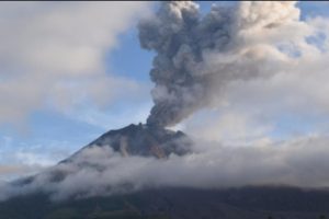 Gunung SInabung Kembali Erupsi dan Muntahkan Guguran Awan Panas Disertai Lava Pijar