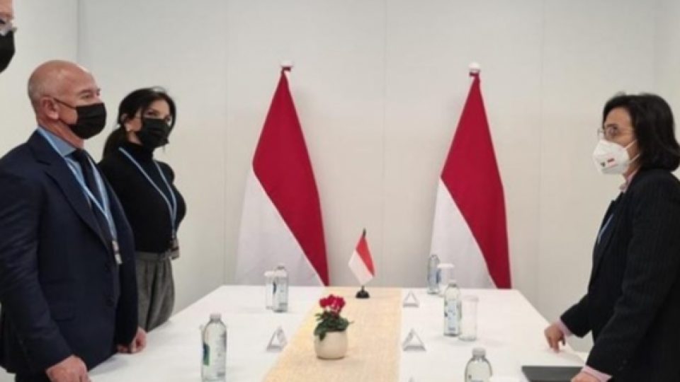 Menkeu Sri Mulyani Bertatap Muka dengan CEO Amazon Jeff Bezos di Sela-sela COP26
