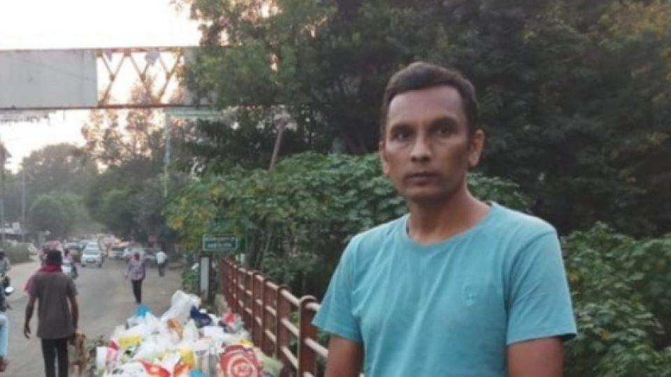 Viral Pria di India Berdiri di Pinggir Jalan dan Peringatkan Warga Untuk Tidak Buang Sampah ke Sungai