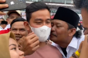 Momen Wali Kota Solo 'Dicium' Bapak-Bapak di GBK