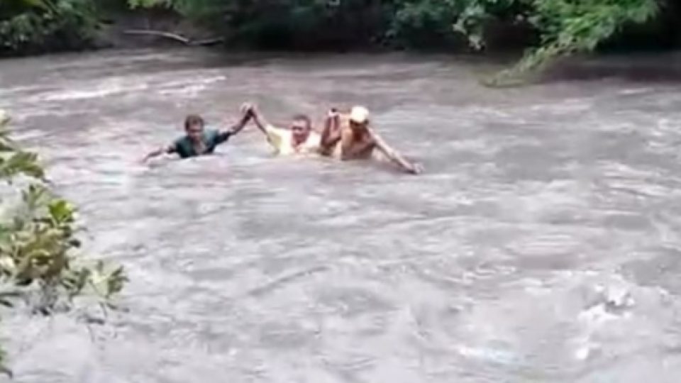 Kisah Para Guru di NTT Berjibaku Seberangi Sungai Deras Demi Antar Tugas Siswa Terekam Kamera