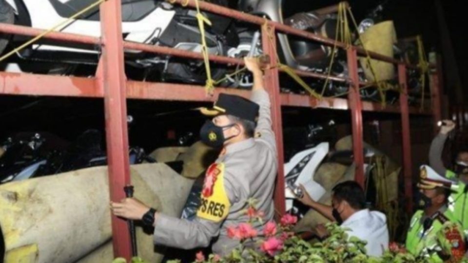 10 Pemudik Terciduk Petugas Bersembunyi di Sela-sela Motor yang Diangkut Sebuah Truk
