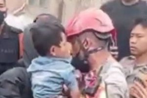 Mantap! Bocah 5 Tahun Tertimbun 3 Hari di Reruntuhan Cianjur Akhirnya Bisa Diselamatkan