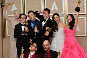 Everything Everywhere All at Once Sikat 7 Penghargaan dari 10 Nominasi Oscar 2023
