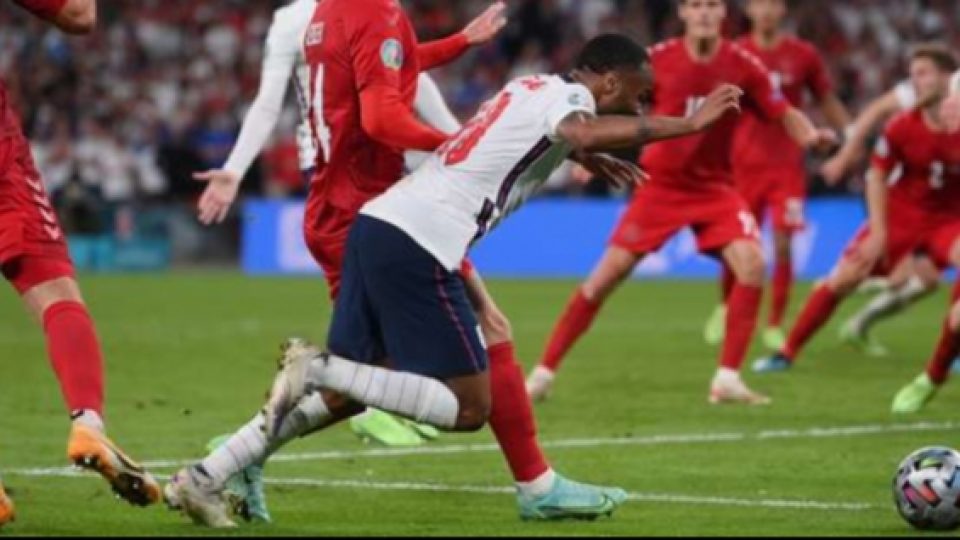 Laga Inggris Kontra Denmark Sarat Kontroversi, Dari Dua Bola di Lapangan Hingga Tim VAR yang Seolah Tidak Berguna