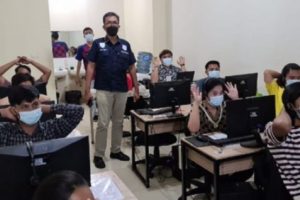 Puluhan Karyawan Sindikat Pinjol Ilegal Ditangkap Dalam Penggerebekan di Jakbar