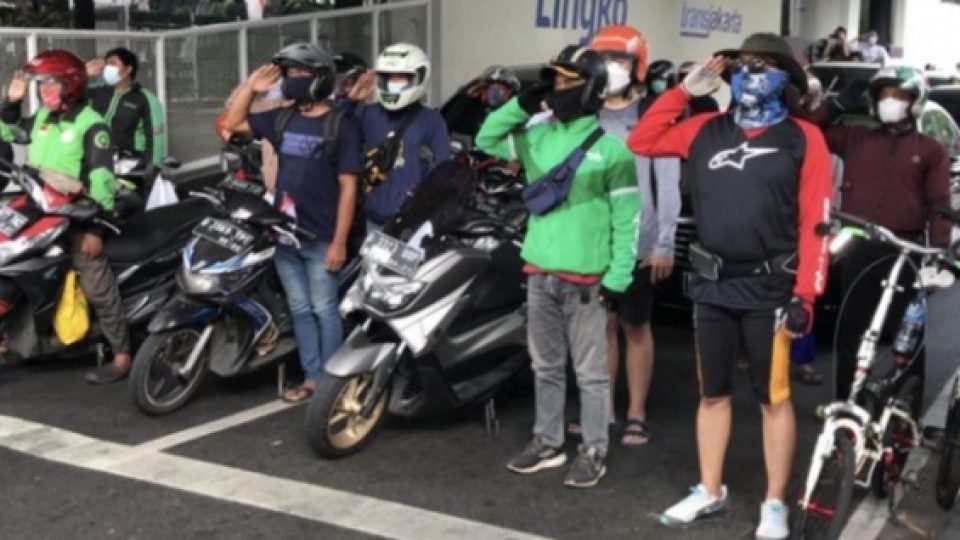 Di Tengah Pandemi dan PPKM, Masyarakat Tak Lupa Beri Hormat Bagi Bendera Merah Putih