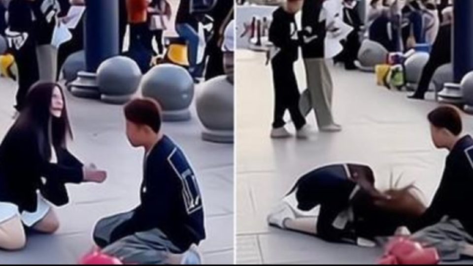 Viral Wanita di China Bersujud Memohon Pria yang Terobsesi Kepadanya Untuk Berhenti Mengejar-ngejarnya