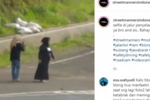Dua Wanita Jadi Sorotan Netizen Karena Berfoto Ria di Jalur Penyelamat di Subang