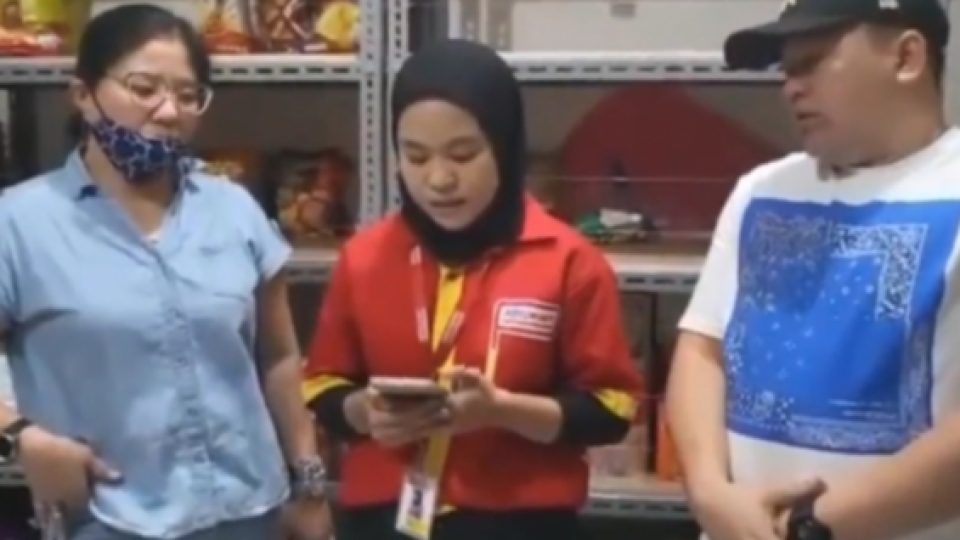 Wanita Pencuri Coklat Intimidasi Karyawan Alfamart dengan UU ITE, Alfamart Tunjuk Hotman Paris Hutapea