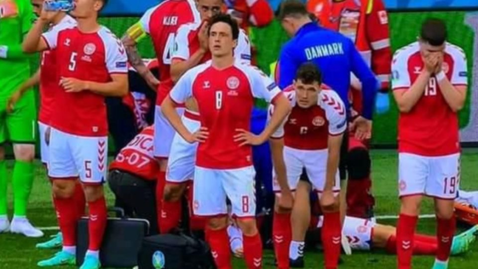 BREAKING: Christian Eriksen Kolaps dan Tak Sadarkan Diri Dalam Laga EURO 2020 Antara Denmark vs. Finlandia