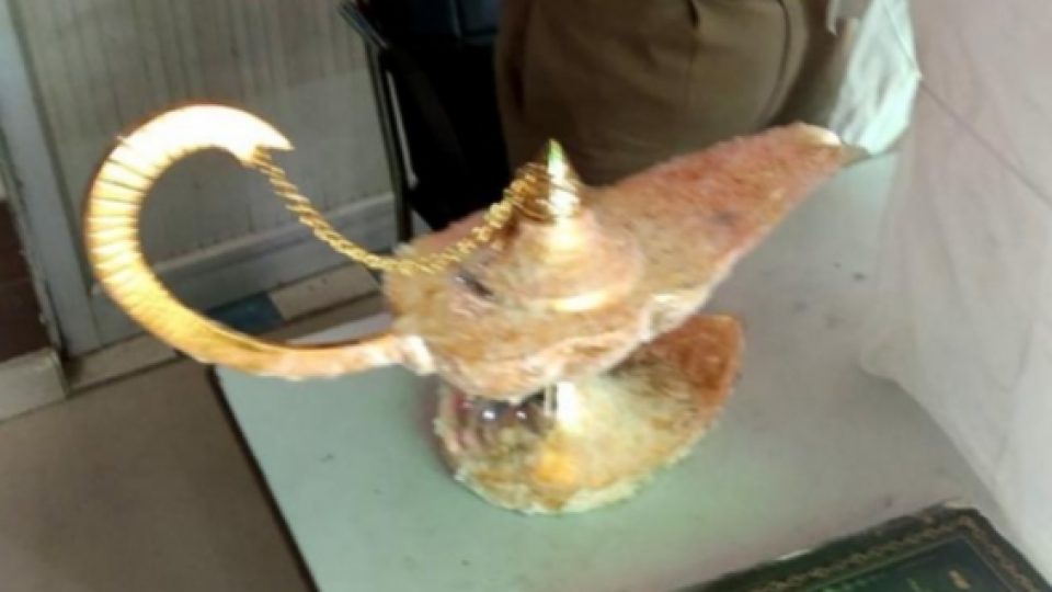 Seorang Dokter Tertipu Lampu Ajaib Seharga Miliaran Rupiah yang Disebut Berisi Jin Pengabul Permohonan