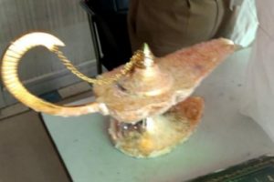 Seorang Dokter Tertipu Lampu Ajaib Seharga Miliaran Rupiah yang Disebut Berisi Jin Pengabul Permohonan
