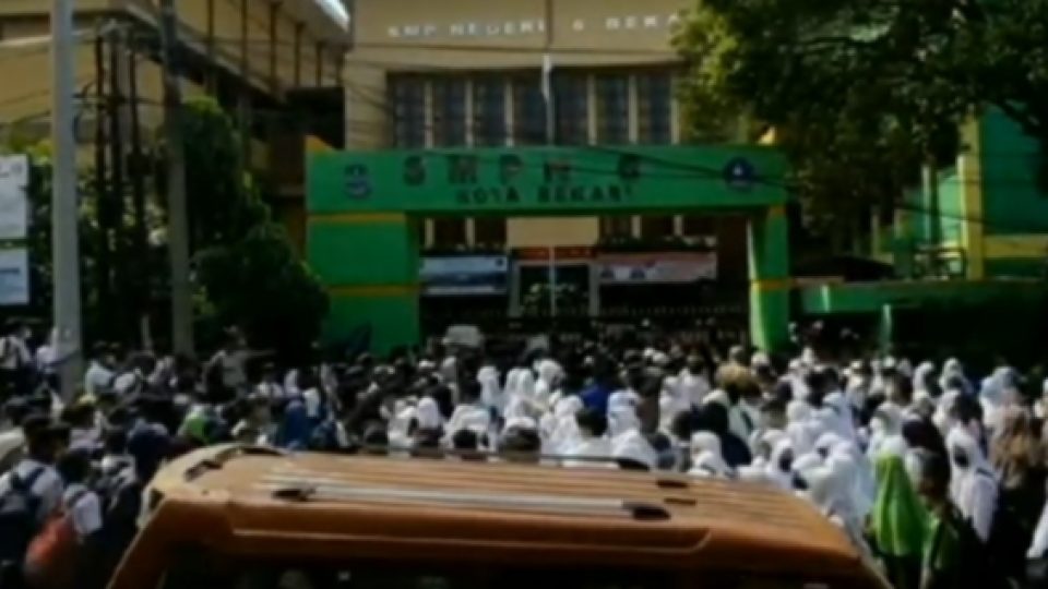 Demo Pelajar dan Alumni di Depan SMPN 6 Bekasi, Diduga Ada Oknum Sekolah yang Lakukan Pelecehan Terhadap Murid