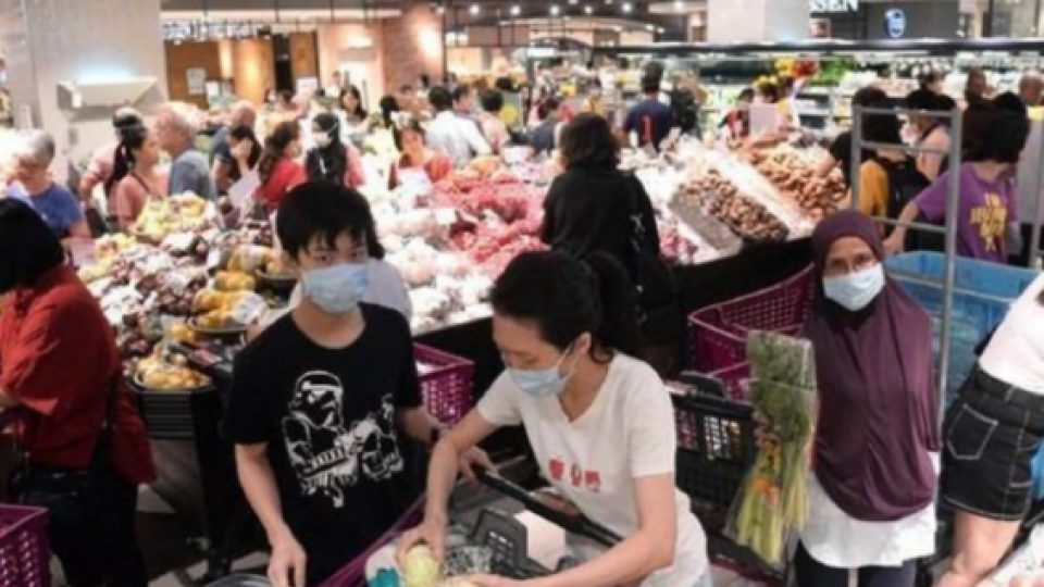 Malaysia Lockdown Mulai Hari Ini, Warganya Panik Belanja